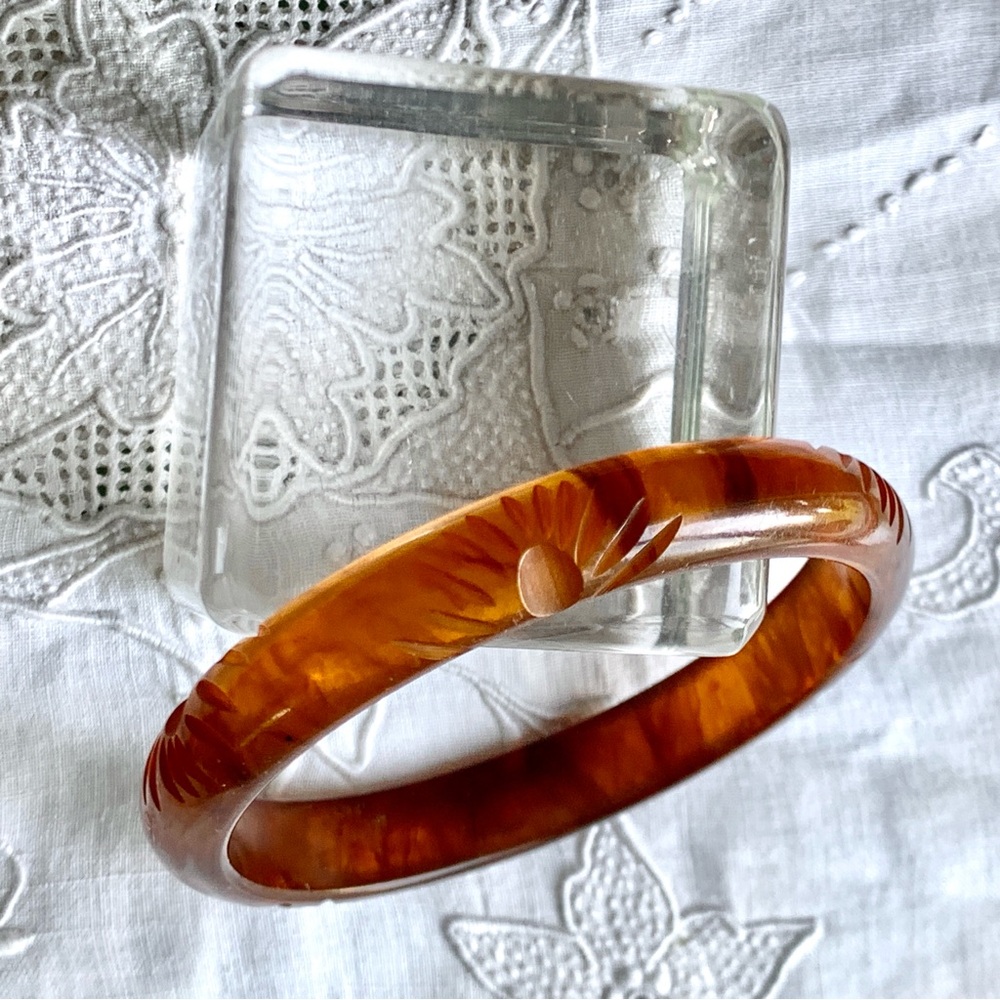 Vintage Carved Mottled Apple Juice Bakelite Bangle
